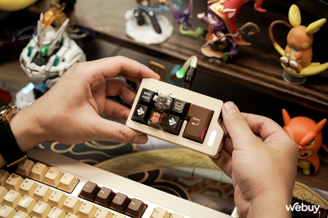 YouTuber tại Hà Nội với góc làm việc 'cả trăm triệu' tiền Gundam và bàn phím cơ- Ảnh 24. YouTuber tại Hà Nội với góc làm việc 'cả trăm triệu' tiền Gundam và bàn phím cơ- Ảnh 24.