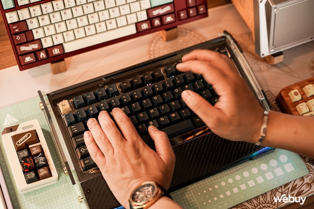 YouTuber tại Hà Nội với góc làm việc 'cả trăm triệu' tiền Gundam và bàn phím cơ- Ảnh 15. YouTuber tại Hà Nội với góc làm việc 'cả trăm triệu' tiền Gundam và bàn phím cơ- Ảnh 15.