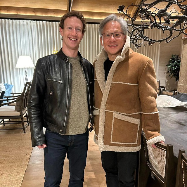 Jensen Huang và Mark Zuckerberg đổi áo cho nhau: "Ông ấy là Taylor Swift của làng công nghệ"- Ảnh 1. Jensen Huang và Mark Zuckerberg đổi áo cho nhau: "Ông ấy là Taylor Swift của làng công nghệ"- Ảnh 1.