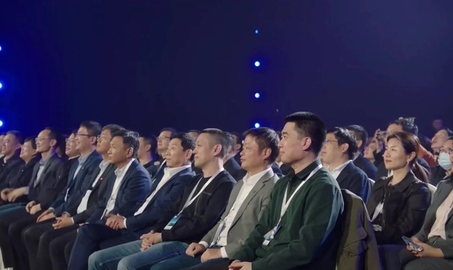 Tổ chức sự kiện ra mắt xe điện, Xiaomi không ngại mời cả CEO các hãng xe khác đến dự: 2 CEO còn vui vẻ đổi xe cho nhau- Ảnh 1. Tổ chức sự kiện ra mắt xe điện, Xiaomi không ngại mời cả CEO các hãng xe khác đến dự: 2 CEO còn vui vẻ đổi xe cho nhau- Ảnh 1.