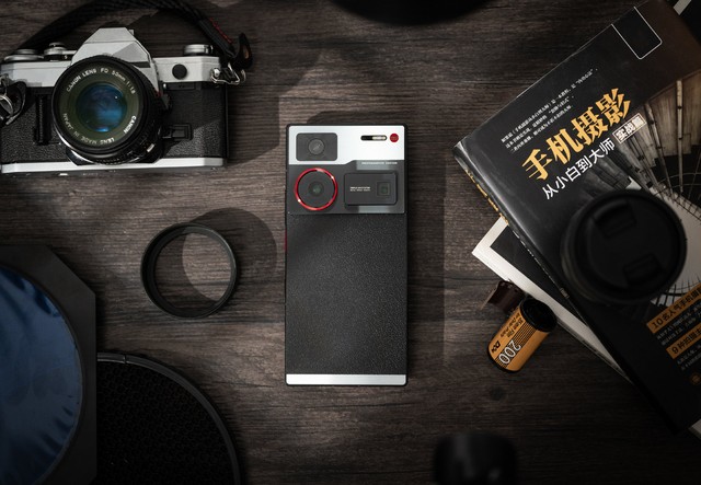 Cận cảnh smartphone chuyên chụp ảnh: Thiết kế giống máy film cổ điển nhưng hiệu năng vô đối với chip Snapdragon 8 Gen 3, giá rẻ bằng nửa Galaxy S24 Ultra- Ảnh 1. Cận cảnh smartphone chuyên chụp ảnh: Thiết kế giống máy film cổ điển nhưng hiệu năng vô đối với chip Snapdragon 8 Gen 3, giá rẻ bằng nửa Galaxy S24 Ultra- Ảnh 1.
