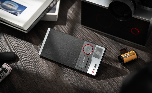 Cận cảnh smartphone chuyên chụp ảnh: Thiết kế giống máy film cổ điển nhưng hiệu năng vô đối với chip Snapdragon 8 Gen 3, giá rẻ bằng nửa Galaxy S24 Ultra- Ảnh 6. Cận cảnh smartphone chuyên chụp ảnh: Thiết kế giống máy film cổ điển nhưng hiệu năng vô đối với chip Snapdragon 8 Gen 3, giá rẻ bằng nửa Galaxy S24 Ultra- Ảnh 6.