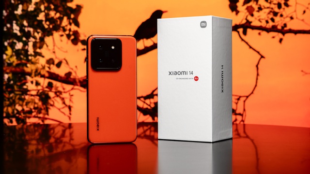Cận cảnh Xiaomi 14 màu "Cam Dung Nham" mới ra mắt: "Tông xoẹt tông" với xe điện SU7, giá không đổi- Ảnh 1.