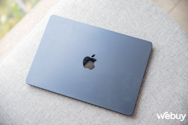 Ảnh thực tế MacBook Air mới ra mắt: Thiết kế không đổi, chip Apple M3 mạnh hơn, giá chính hãng từ 27,99 triệu đồng- Ảnh 6. Ảnh thực tế MacBook Air mới ra mắt: Thiết kế không đổi, chip Apple M3 mạnh hơn, giá chính hãng từ 27,99 triệu đồng- Ảnh 6.