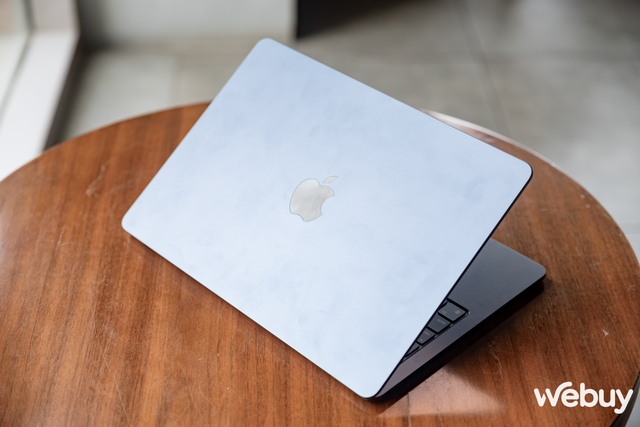 Ảnh thực tế MacBook Air mới ra mắt: Thiết kế không đổi, chip Apple M3 mạnh hơn, giá chính hãng từ 27,99 triệu đồng- Ảnh 8. Ảnh thực tế MacBook Air mới ra mắt: Thiết kế không đổi, chip Apple M3 mạnh hơn, giá chính hãng từ 27,99 triệu đồng- Ảnh 8.