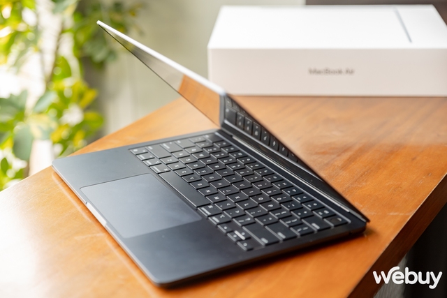 Ảnh thực tế MacBook Air mới ra mắt: Thiết kế không đổi, chip Apple M3 mạnh hơn, giá chính hãng từ 27,99 triệu đồng- Ảnh 7.