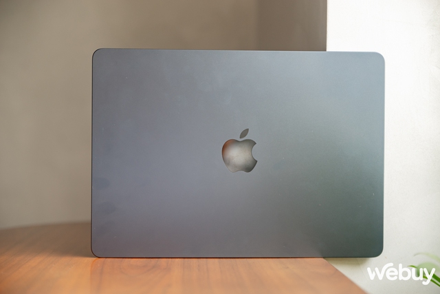 Ảnh thực tế MacBook Air mới ra mắt: Thiết kế không đổi, chip Apple M3 mạnh hơn, giá chính hãng từ 27,99 triệu đồng- Ảnh 16. Ảnh thực tế MacBook Air mới ra mắt: Thiết kế không đổi, chip Apple M3 mạnh hơn, giá chính hãng từ 27,99 triệu đồng- Ảnh 16.