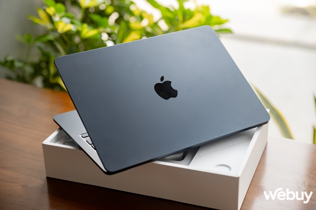 Ảnh thực tế MacBook Air mới ra mắt: Thiết kế không đổi, chip Apple M3 mạnh hơn, giá chính hãng từ 27,99 triệu đồng- Ảnh 5. Ảnh thực tế MacBook Air mới ra mắt: Thiết kế không đổi, chip Apple M3 mạnh hơn, giá chính hãng từ 27,99 triệu đồng- Ảnh 5.