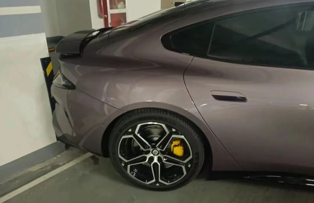 Dùng tính năng tự lùi chuồng của Xiaomi SU7, chủ xe nhận cái kết đắng- Ảnh 1. Dùng tính năng tự lùi chuồng của Xiaomi SU7, chủ xe nhận cái kết đắng- Ảnh 1.