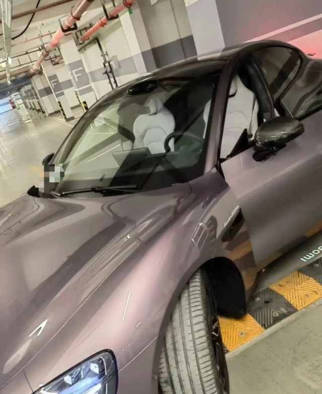 Dùng tính năng tự lùi chuồng của Xiaomi SU7, chủ xe nhận cái kết đắng- Ảnh 4. Dùng tính năng tự lùi chuồng của Xiaomi SU7, chủ xe nhận cái kết đắng- Ảnh 4.