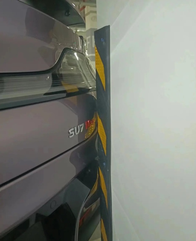 Dùng tính năng tự lùi chuồng của Xiaomi SU7, chủ xe nhận cái kết đắng- Ảnh 3. Dùng tính năng tự lùi chuồng của Xiaomi SU7, chủ xe nhận cái kết đắng- Ảnh 3.