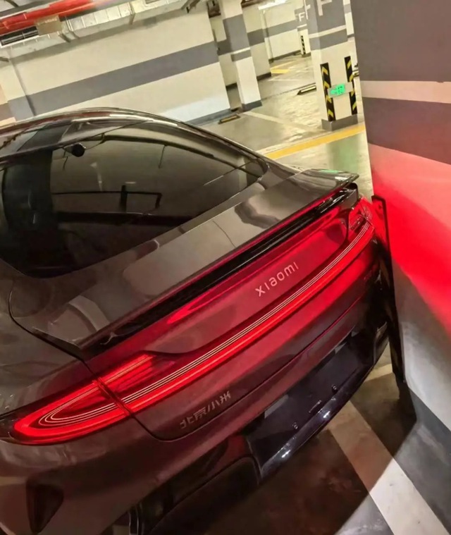 Dùng tính năng tự lùi chuồng của Xiaomi SU7, chủ xe nhận cái kết đắng- Ảnh 2. Dùng tính năng tự lùi chuồng của Xiaomi SU7, chủ xe nhận cái kết đắng- Ảnh 2.