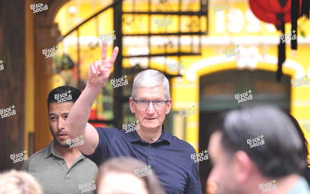 Ảnh của Tim Cook chụp với Duy Thẩm bị CĐM quốc tế nghi ngờ Photoshop- Ảnh 1.