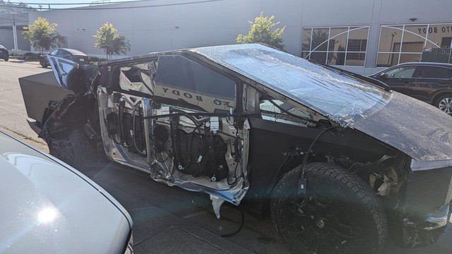 Chiếc "thiết giáp" Tesla Cybertruck bất ngờ gục ngã dưới mương nước- Ảnh 2. Chiếc "thiết giáp" Tesla Cybertruck bất ngờ gục ngã dưới mương nước- Ảnh 2.