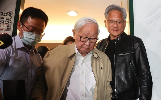 CEO NVIDIA Jensen Huang cùng người đứng đầu của TSMC, MediaTek, Quanta dùng bữa tối tại chợ đêm- Ảnh 2. CEO NVIDIA Jensen Huang cùng người đứng đầu của TSMC, MediaTek, Quanta dùng bữa tối tại chợ đêm- Ảnh 2.