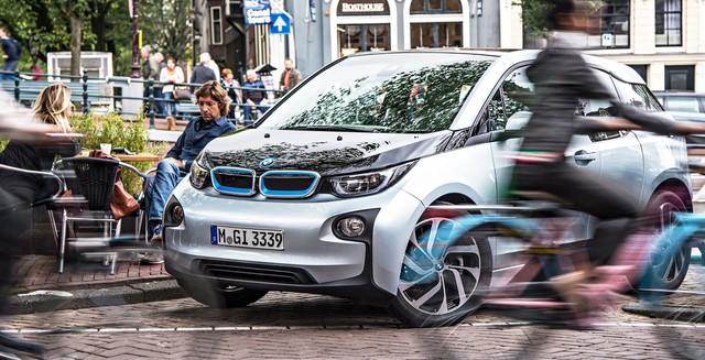 Xe điện "tàng hình": Nguy cơ tiềm ẩn cho người đi bộ!- Ảnh 4. Xe điện "tàng hình": Nguy cơ tiềm ẩn cho người đi bộ!- Ảnh 4.