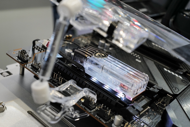 MSI cùng những linh kiện máy tính 'độc lạ' tại Computex 2024: PC tích hợp màn hình trên vỏ, GPU và SSD tản nhiệt bằng chất lỏng- Ảnh 8. MSI cùng những linh kiện máy tính 'độc lạ' tại Computex 2024: PC tích hợp màn hình trên vỏ, GPU và SSD tản nhiệt bằng chất lỏng- Ảnh 8.