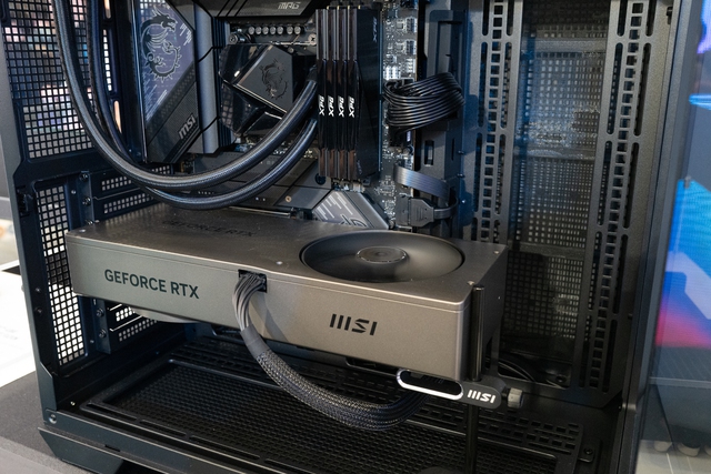 MSI cùng những linh kiện máy tính 'độc lạ' tại Computex 2024: PC tích hợp màn hình trên vỏ, GPU và SSD tản nhiệt bằng chất lỏng- Ảnh 5. MSI cùng những linh kiện máy tính 'độc lạ' tại Computex 2024: PC tích hợp màn hình trên vỏ, GPU và SSD tản nhiệt bằng chất lỏng- Ảnh 5.