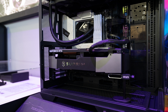 MSI cùng những linh kiện máy tính 'độc lạ' tại Computex 2024: PC tích hợp màn hình trên vỏ, GPU và SSD tản nhiệt bằng chất lỏng- Ảnh 7. MSI cùng những linh kiện máy tính 'độc lạ' tại Computex 2024: PC tích hợp màn hình trên vỏ, GPU và SSD tản nhiệt bằng chất lỏng- Ảnh 7.
