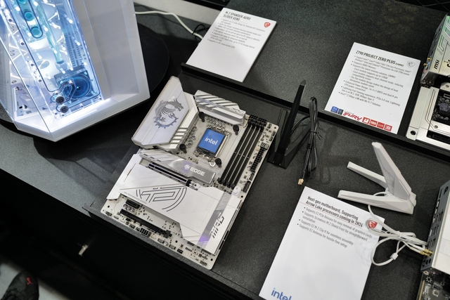 MSI cùng những linh kiện máy tính 'độc lạ' tại Computex 2024: PC tích hợp màn hình trên vỏ, GPU và SSD tản nhiệt bằng chất lỏng- Ảnh 12. MSI cùng những linh kiện máy tính 'độc lạ' tại Computex 2024: PC tích hợp màn hình trên vỏ, GPU và SSD tản nhiệt bằng chất lỏng- Ảnh 12.