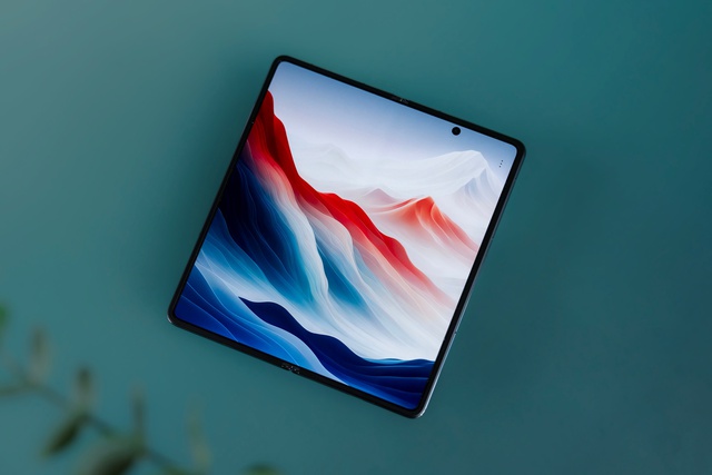 Ra mắt smartphone gập mỏng nhẹ thứ 2 thế giới: Chip Snapdragon 8 Gen 2, giá rẻ hơn cả Galaxy Z Flip6, nhưng muốn mua cũng khó- Ảnh 2. Ra mắt smartphone gập mỏng nhẹ thứ 2 thế giới: Chip Snapdragon 8 Gen 2, giá rẻ hơn cả Galaxy Z Flip6, nhưng muốn mua cũng khó- Ảnh 2.