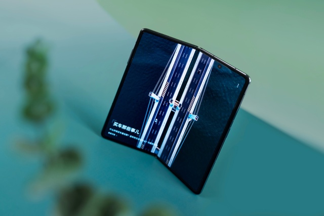 Ra mắt smartphone gập mỏng nhẹ thứ 2 thế giới: Chip Snapdragon 8 Gen 2, giá rẻ hơn cả Galaxy Z Flip6, nhưng muốn mua cũng khó- Ảnh 3. Ra mắt smartphone gập mỏng nhẹ thứ 2 thế giới: Chip Snapdragon 8 Gen 2, giá rẻ hơn cả Galaxy Z Flip6, nhưng muốn mua cũng khó- Ảnh 3.