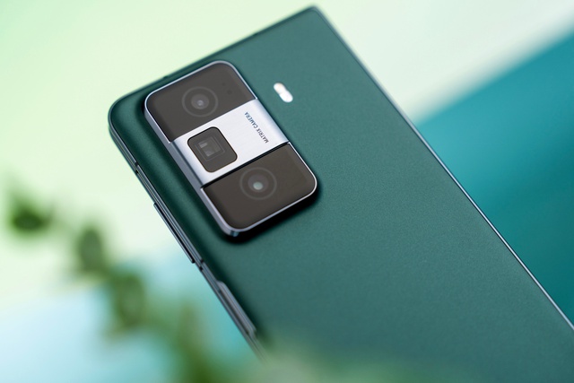 Ra mắt smartphone gập mỏng nhẹ thứ 2 thế giới: Chip Snapdragon 8 Gen 2, giá rẻ hơn cả Galaxy Z Flip6, nhưng muốn mua cũng khó- Ảnh 4. Ra mắt smartphone gập mỏng nhẹ thứ 2 thế giới: Chip Snapdragon 8 Gen 2, giá rẻ hơn cả Galaxy Z Flip6, nhưng muốn mua cũng khó- Ảnh 4.