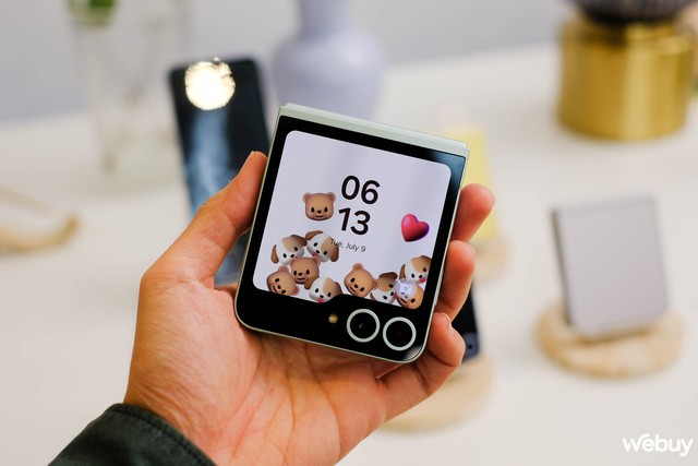 Cận cảnh các phiên bản màu sắc của Galaxy Z Flip6: Xám Metal, Xanh Mint, Vàng Solar, Xanh Maya- Ảnh 7. Cận cảnh các phiên bản màu sắc của Galaxy Z Flip6: Xám Metal, Xanh Mint, Vàng Solar, Xanh Maya- Ảnh 7.