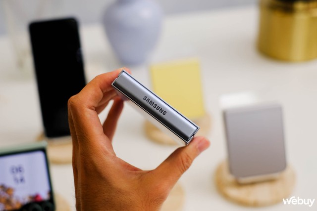 Cận cảnh các phiên bản màu sắc của Galaxy Z Flip6: Xám Metal, Xanh Mint, Vàng Solar, Xanh Maya- Ảnh 19. Cận cảnh các phiên bản màu sắc của Galaxy Z Flip6: Xám Metal, Xanh Mint, Vàng Solar, Xanh Maya- Ảnh 19.