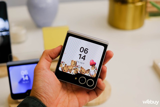 Cận cảnh các phiên bản màu sắc của Galaxy Z Flip6: Xám Metal, Xanh Mint, Vàng Solar, Xanh Maya- Ảnh 2. Cận cảnh các phiên bản màu sắc của Galaxy Z Flip6: Xám Metal, Xanh Mint, Vàng Solar, Xanh Maya- Ảnh 2.