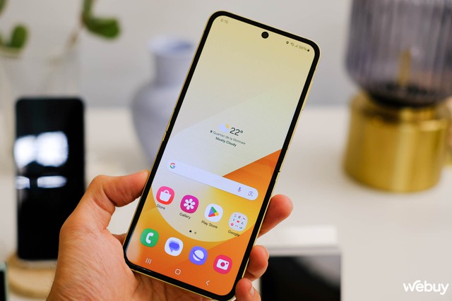 Cận cảnh các phiên bản màu sắc của Galaxy Z Flip6: Xám Metal, Xanh Mint, Vàng Solar, Xanh Maya- Ảnh 11. Cận cảnh các phiên bản màu sắc của Galaxy Z Flip6: Xám Metal, Xanh Mint, Vàng Solar, Xanh Maya- Ảnh 11.