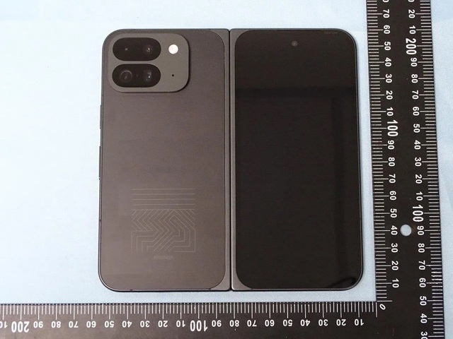 Đây là Pixel 9 Pro Fold: Smartphone màn hình gập sắp ra mắt của Google với camera "khủng"- Ảnh 2. Đây là Pixel 9 Pro Fold: Smartphone màn hình gập sắp ra mắt của Google với camera "khủng"- Ảnh 2.