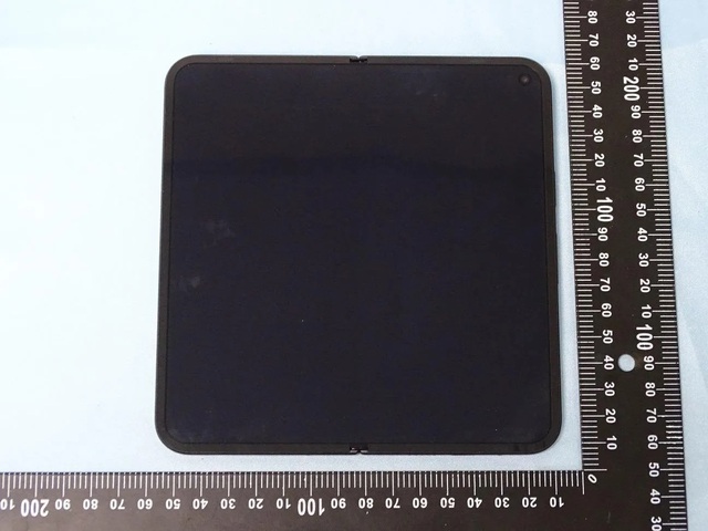 Đây là Pixel 9 Pro Fold: Smartphone màn hình gập sắp ra mắt của Google với camera "khủng"- Ảnh 4. Đây là Pixel 9 Pro Fold: Smartphone màn hình gập sắp ra mắt của Google với camera "khủng"- Ảnh 4.