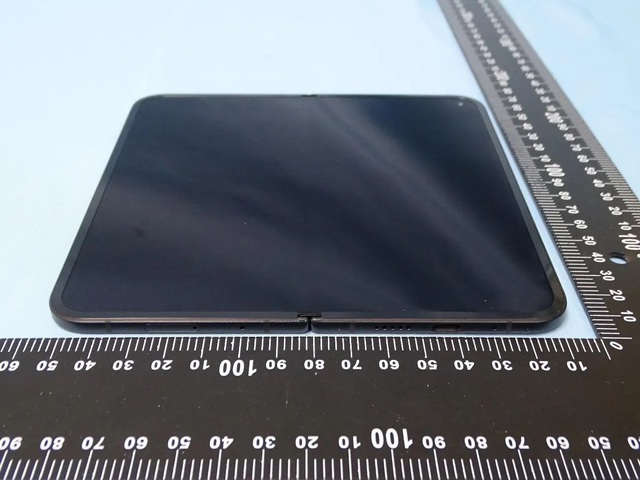 Đây là Pixel 9 Pro Fold: Smartphone màn hình gập sắp ra mắt của Google với camera "khủng"- Ảnh 3. Đây là Pixel 9 Pro Fold: Smartphone màn hình gập sắp ra mắt của Google với camera "khủng"- Ảnh 3.