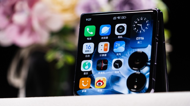 Cận cảnh Xiaomi MIX Flip: Thiết kế cực đẹp, màn hình phụ xịn nhất thế giới, pin cũng lớn nhất, giá rẻ hơn Galaxy Z Flip6- Ảnh 12. Cận cảnh Xiaomi MIX Flip: Thiết kế cực đẹp, màn hình phụ xịn nhất thế giới, pin cũng lớn nhất, giá rẻ hơn Galaxy Z Flip6- Ảnh 12.