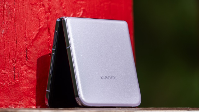 Cận cảnh Xiaomi MIX Flip: Thiết kế cực đẹp, màn hình phụ xịn nhất thế giới, pin cũng lớn nhất, giá rẻ hơn Galaxy Z Flip6- Ảnh 10. Cận cảnh Xiaomi MIX Flip: Thiết kế cực đẹp, màn hình phụ xịn nhất thế giới, pin cũng lớn nhất, giá rẻ hơn Galaxy Z Flip6- Ảnh 10.