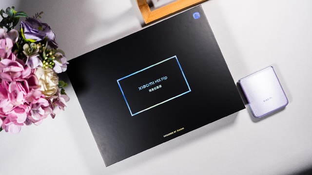 Cận cảnh Xiaomi MIX Flip: Thiết kế cực đẹp, màn hình phụ xịn nhất thế giới, pin cũng lớn nhất, giá rẻ hơn Galaxy Z Flip6- Ảnh 1. Cận cảnh Xiaomi MIX Flip: Thiết kế cực đẹp, màn hình phụ xịn nhất thế giới, pin cũng lớn nhất, giá rẻ hơn Galaxy Z Flip6- Ảnh 1.