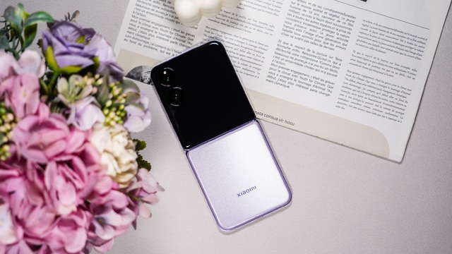 Cận cảnh Xiaomi MIX Flip: Thiết kế cực đẹp, màn hình phụ xịn nhất thế giới, pin cũng lớn nhất, giá rẻ hơn Galaxy Z Flip6- Ảnh 13. Cận cảnh Xiaomi MIX Flip: Thiết kế cực đẹp, màn hình phụ xịn nhất thế giới, pin cũng lớn nhất, giá rẻ hơn Galaxy Z Flip6- Ảnh 13.