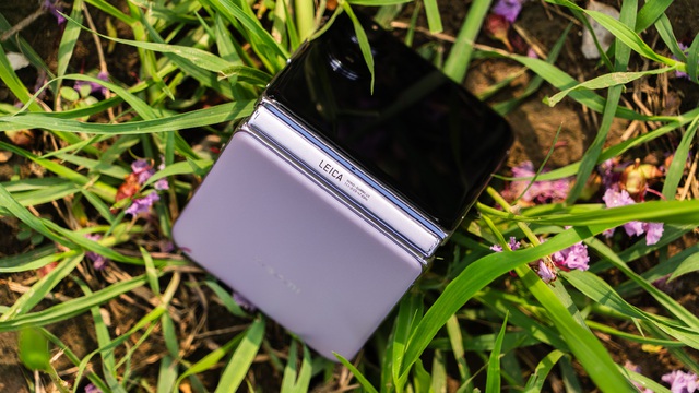 Cận cảnh Xiaomi MIX Flip: Thiết kế cực đẹp, màn hình phụ xịn nhất thế giới, pin cũng lớn nhất, giá rẻ hơn Galaxy Z Flip6- Ảnh 15. Cận cảnh Xiaomi MIX Flip: Thiết kế cực đẹp, màn hình phụ xịn nhất thế giới, pin cũng lớn nhất, giá rẻ hơn Galaxy Z Flip6- Ảnh 15.