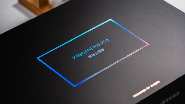 Cận cảnh Xiaomi MIX Flip: Thiết kế cực đẹp, màn hình phụ xịn nhất thế giới, pin cũng lớn nhất, giá rẻ hơn Galaxy Z Flip6- Ảnh 2. Cận cảnh Xiaomi MIX Flip: Thiết kế cực đẹp, màn hình phụ xịn nhất thế giới, pin cũng lớn nhất, giá rẻ hơn Galaxy Z Flip6- Ảnh 2.