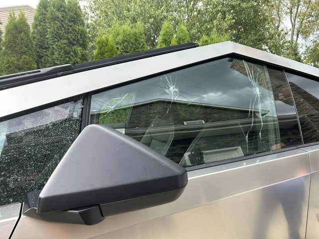 Dùng Tesla Cybertruck làm xe bán kem, chủ xe bất ngờ nhận cái kết 'đắng'- Ảnh 3. Dùng Tesla Cybertruck làm xe bán kem, chủ xe bất ngờ nhận cái kết 'đắng'- Ảnh 3.