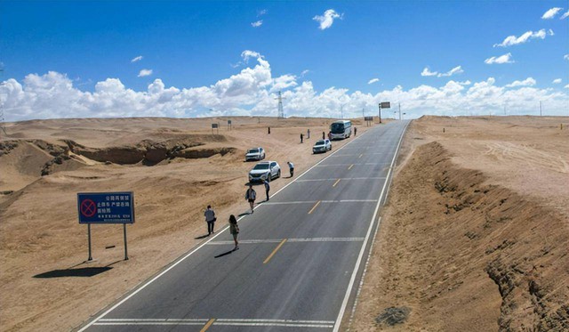 Tại sao các tài xế trên đường cao tốc Tứ Xuyên-Tây Tạng của Trung Quốc luôn châm thuốc rồi ném ra ngoài cửa sổ?- Ảnh 3. Tại sao các tài xế trên đường cao tốc Tứ Xuyên-Tây Tạng của Trung Quốc luôn châm thuốc rồi ném ra ngoài cửa sổ?- Ảnh 3.