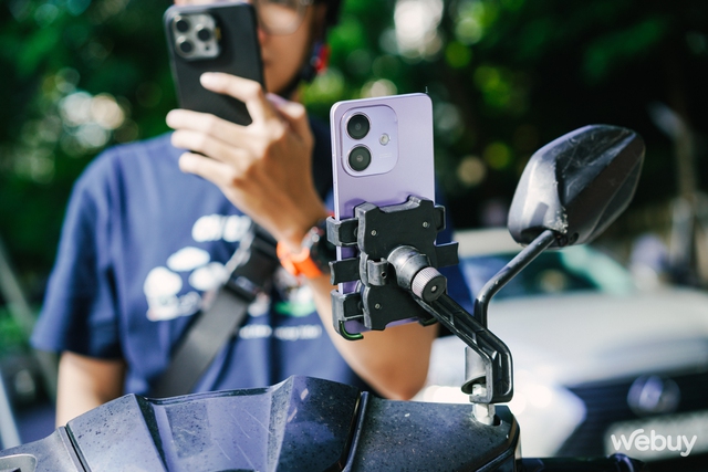 Không phải các sếp, đây mới là nghề "2 tay 2 smartphone" đông đảo nhất- Ảnh 7. Không phải các sếp, đây mới là nghề "2 tay 2 smartphone" đông đảo nhất- Ảnh 7.