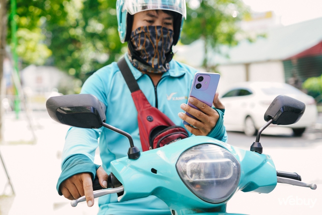 Không phải các sếp, đây mới là nghề "2 tay 2 smartphone" đông đảo nhất- Ảnh 1. Không phải các sếp, đây mới là nghề "2 tay 2 smartphone" đông đảo nhất- Ảnh 1.