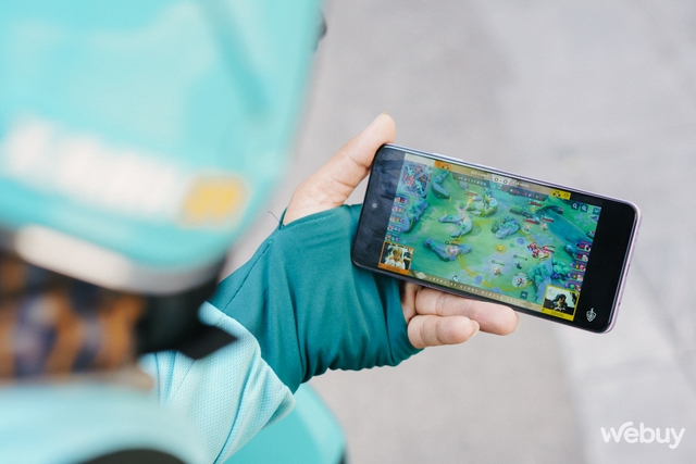 Không phải các sếp, đây mới là nghề "2 tay 2 smartphone" đông đảo nhất- Ảnh 4. Không phải các sếp, đây mới là nghề "2 tay 2 smartphone" đông đảo nhất- Ảnh 4.