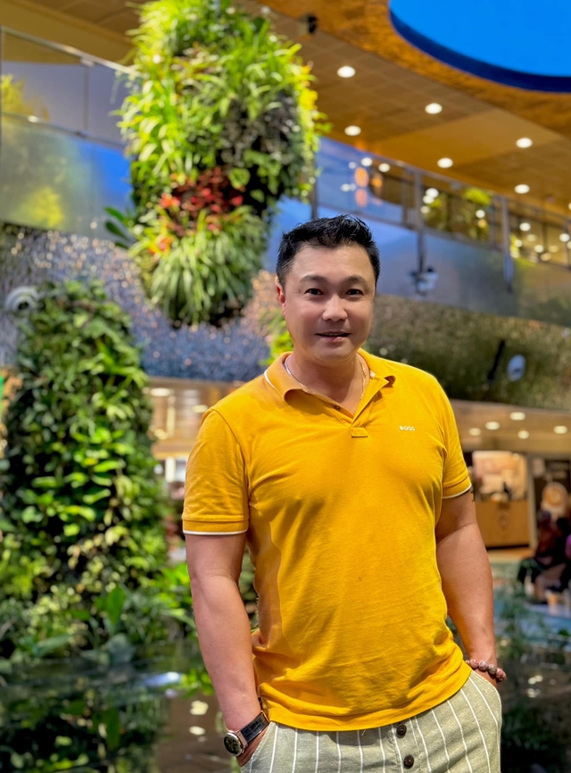 2 "ông hoàng màn bạc" Lý Hùng - Lê Tuấn Anh gặp lại sau 20 năm: Kẻ không vợ con, người lấy mỹ nhân- Ảnh 7. 2 "ông hoàng màn bạc" Lý Hùng - Lê Tuấn Anh gặp lại sau 20 năm: Kẻ không vợ con, người lấy mỹ nhân- Ảnh 7.