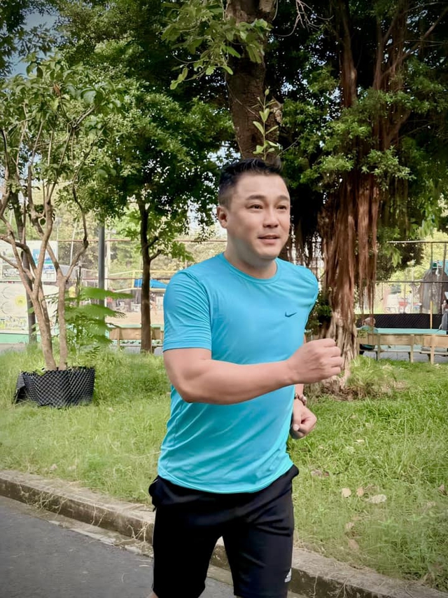 2 "ông hoàng màn bạc" Lý Hùng - Lê Tuấn Anh gặp lại sau 20 năm: Kẻ không vợ con, người lấy mỹ nhân- Ảnh 8. 2 "ông hoàng màn bạc" Lý Hùng - Lê Tuấn Anh gặp lại sau 20 năm: Kẻ không vợ con, người lấy mỹ nhân- Ảnh 8.