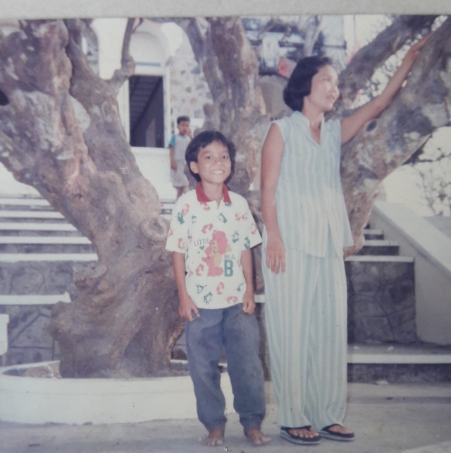 Chàng trai thích chơi búp bê được mẹ già vay tiền cho đi chuyển giới, bán cá khô gom góp trả nợ- Ảnh 1. Chàng trai thích chơi búp bê được mẹ già vay tiền cho đi chuyển giới, bán cá khô gom góp trả nợ- Ảnh 1.