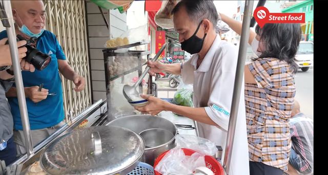 Xe hủ tiếu độc lạ Sài Gòn, bán 30 năm không bao giờ rửa tô tại chỗ, khách "chịu khổ" để được ăn ngon- Ảnh 1. Xe hủ tiếu độc lạ Sài Gòn, bán 30 năm không bao giờ rửa tô tại chỗ, khách "chịu khổ" để được ăn ngon- Ảnh 1.