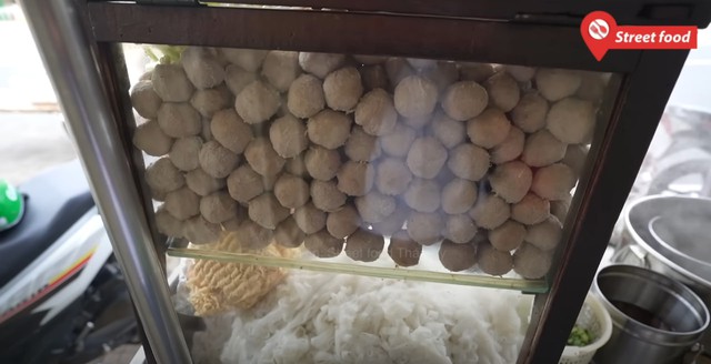 Xe hủ tiếu độc lạ Sài Gòn, bán 30 năm không bao giờ rửa tô tại chỗ, khách "chịu khổ" để được ăn ngon- Ảnh 7.